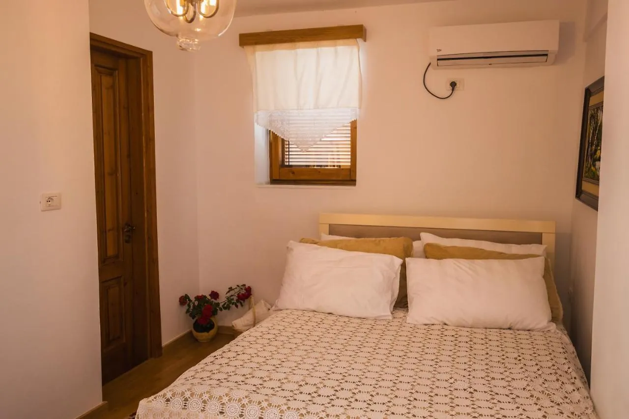 Villa Porta Qeparo 0*,  Albania